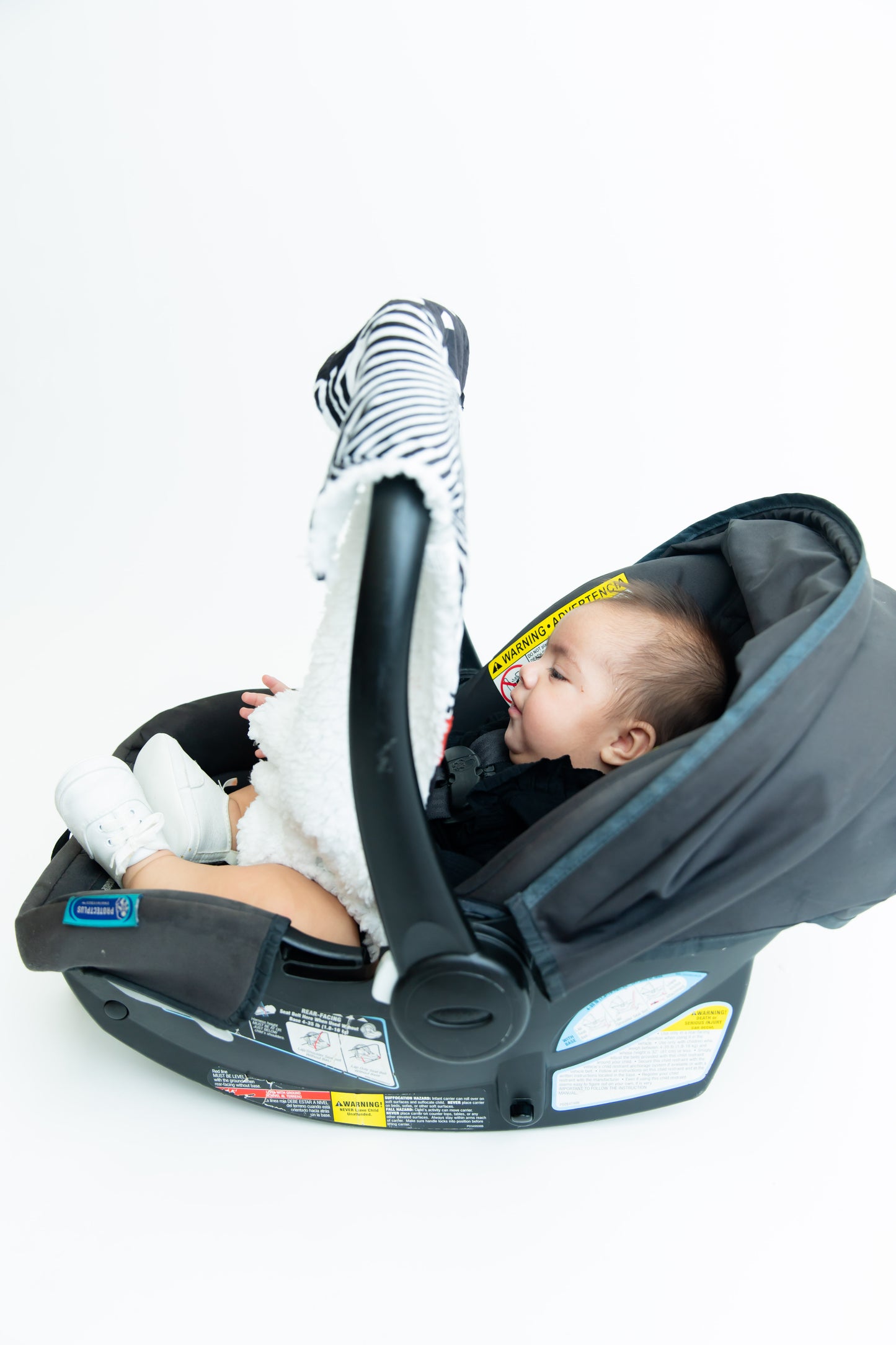 Baby Geometrics high contrast baby blanket keep little one entertained and encourages attention and focus. Perfect for on the go.